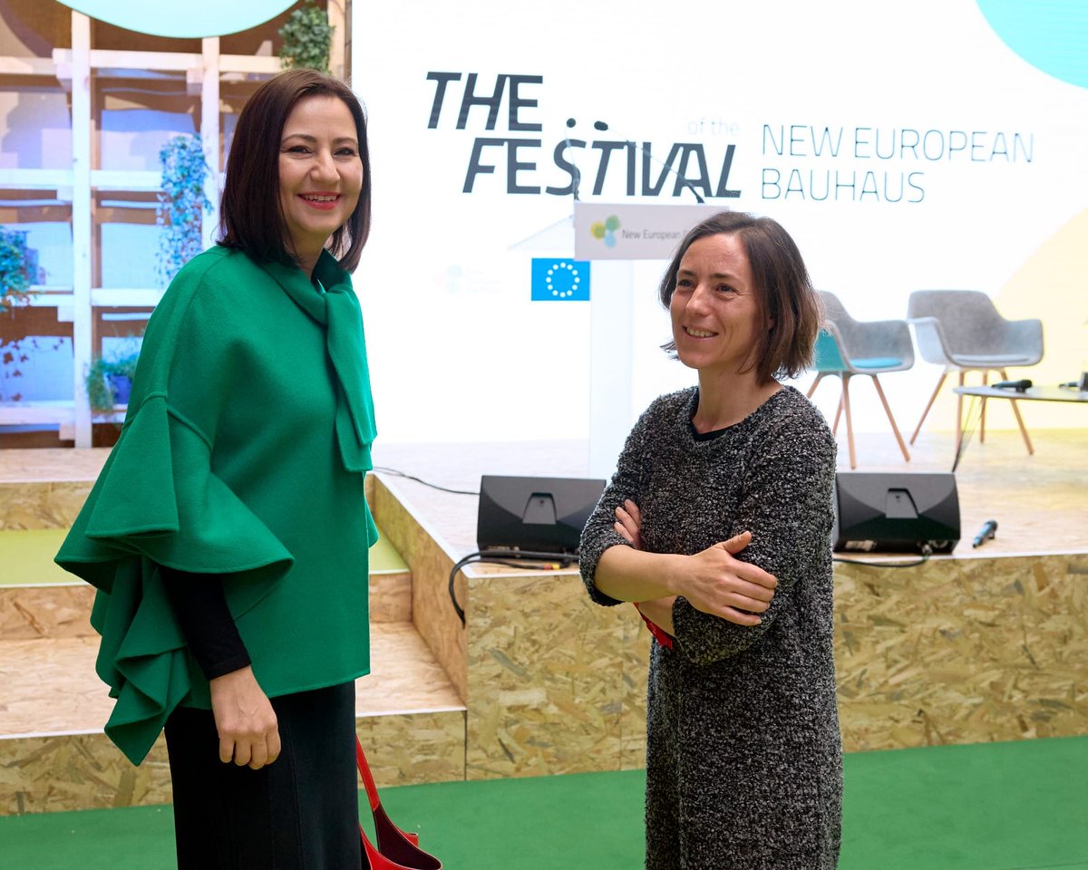 Today at #NewEuropeanBauhaus Festival, I launched the NEB Academy together with @AndrejaKutnar. It will accelerate the green transformation of the building sector through high-quality, accessible training boosting skills in sustainable construction. 👉europa.eu/!RrXDmF