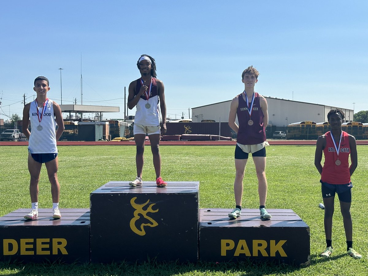 Congratulations to our fearless leader @MichaelMenke07 for placing 3rd at the Area Meet and qualifying for the Regional Meet in the 3200m @SCHS_TandF_XC @HumbleISD_SCHS