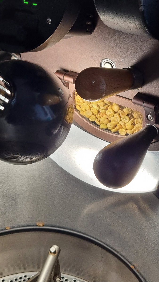 Roasting coffee from Guatemala, Red De Mujeres