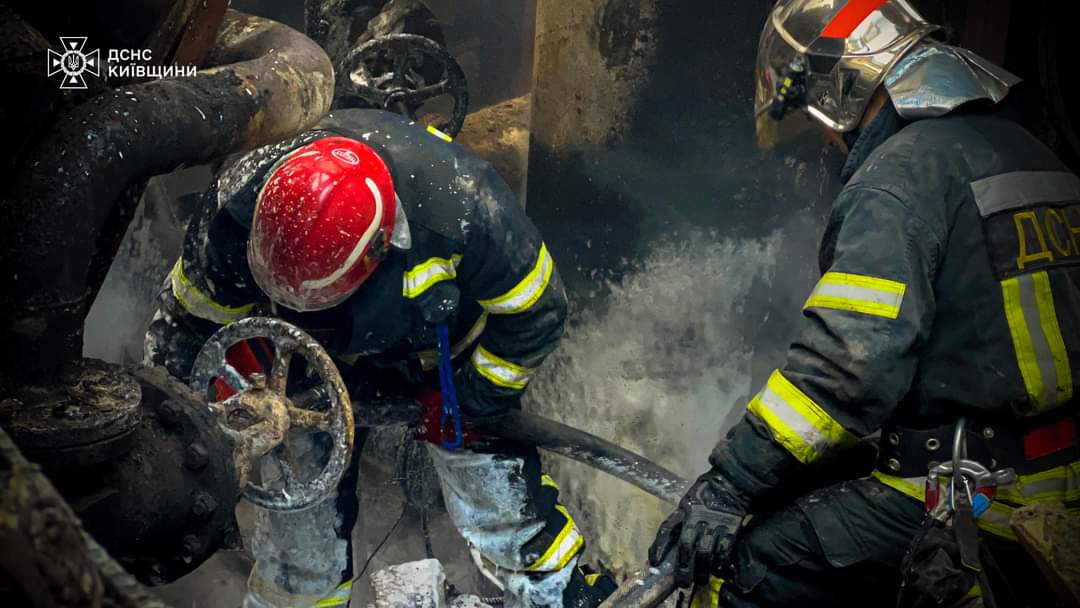 На одному з об'єктів Київщини ліквідовано пожежу, що виникла внаслідок ворожої атаки. Залучались 192 рятувальника та 63 одиниці техніки ДСНС.