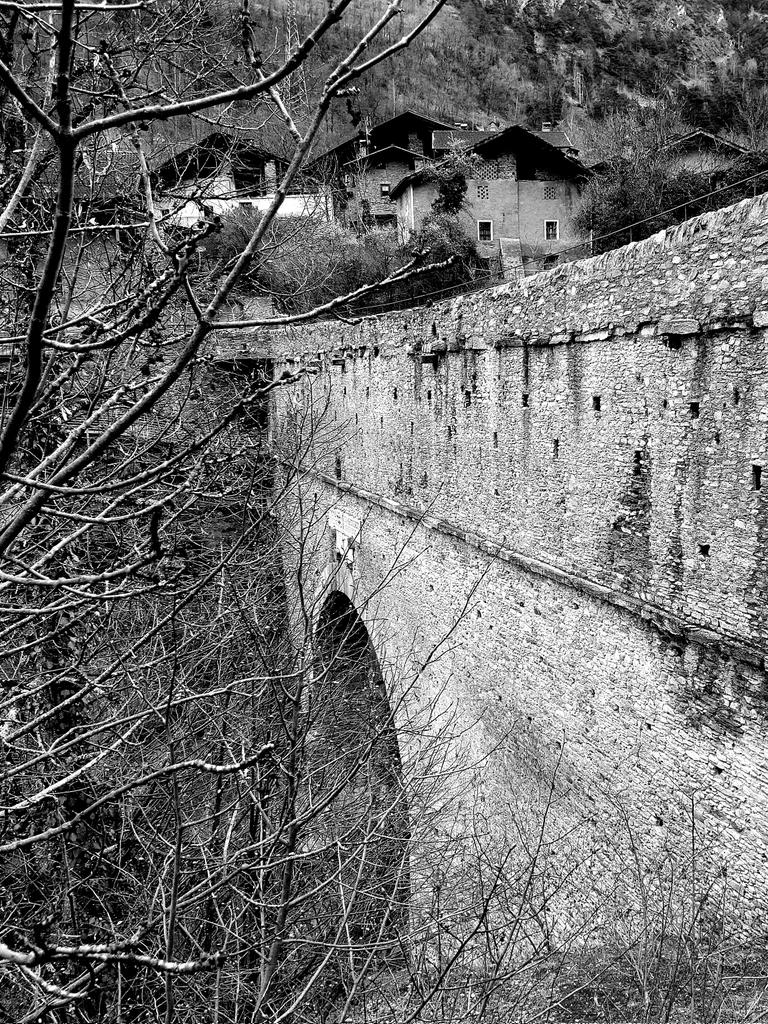 ◾️🤍◾️🩶🩷🖤🤍🖤🩷🩶◾️🤍◾️
The Roman aqueduct-bridge of Pont d’Aël (Aymavilles), built in 3 BC and private property of the rich Caius Avillius Caimus
#BridgesThursday