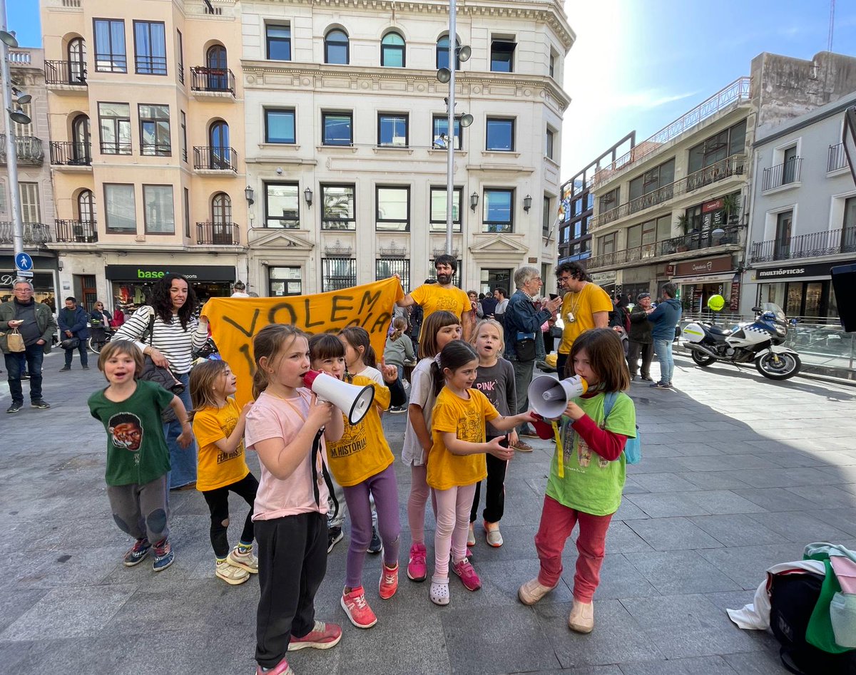 Famílies de l’escola Ventós Mir es concentren a la Plaça de la Vila per reclamar la construcció de la nova escola. Demanen disposar del calendari d’obres per escrit, així com les actes de les reunions i tota la documentació relacionada amb la construcció del nou centre #Badalona