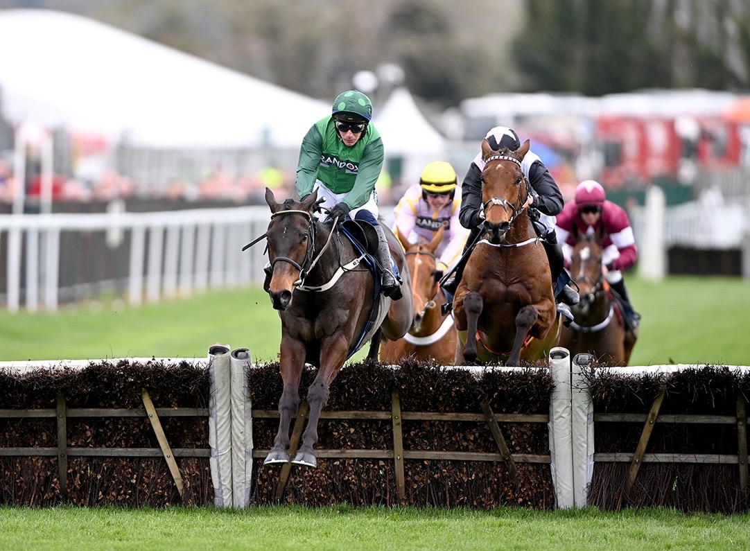 What a finish to the William Hill Aintree Hurdle! In a three-way photo finish, Impaire Et Passe just prevailed at the line, surviving a protracted stewards inquiry, to give Simon Munir and Isaac Souede another win in the race following L’Ami Serge in 2018. 📸 Bill Selwyn