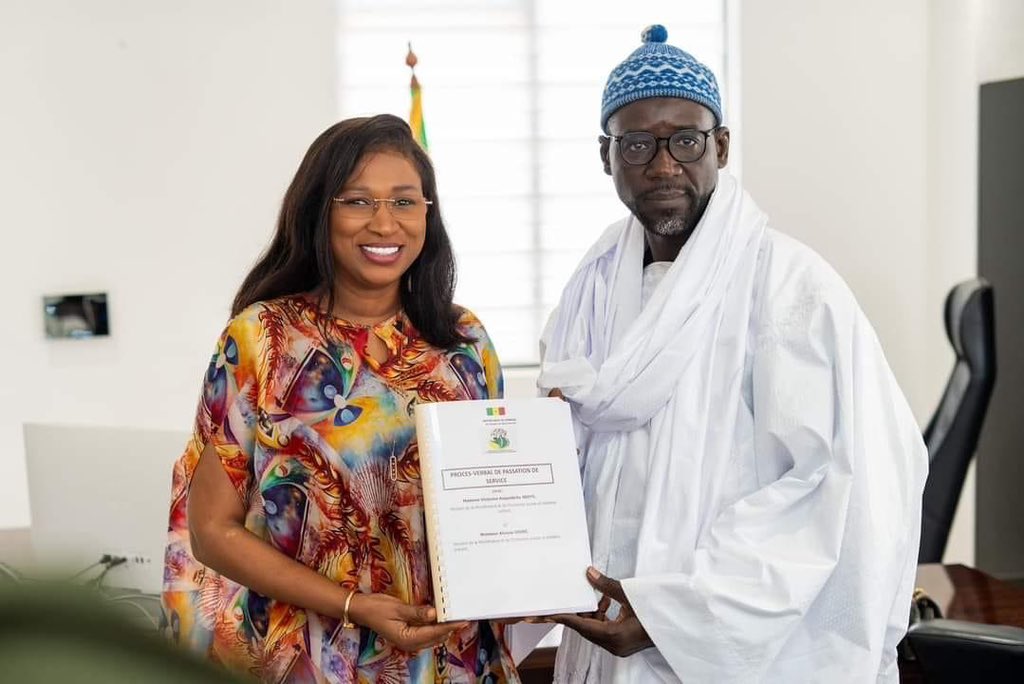 📌🚨Passation de service au Ministère de la Microfinance et de l’Économie sociale et solidaire Aujourd'hui, Madame Victorine Ndeye a transmis ses fonctions à Monsieur Alioune Badara Dione .Ministre de la Microfinance et de l'économie sociale et solidaire.