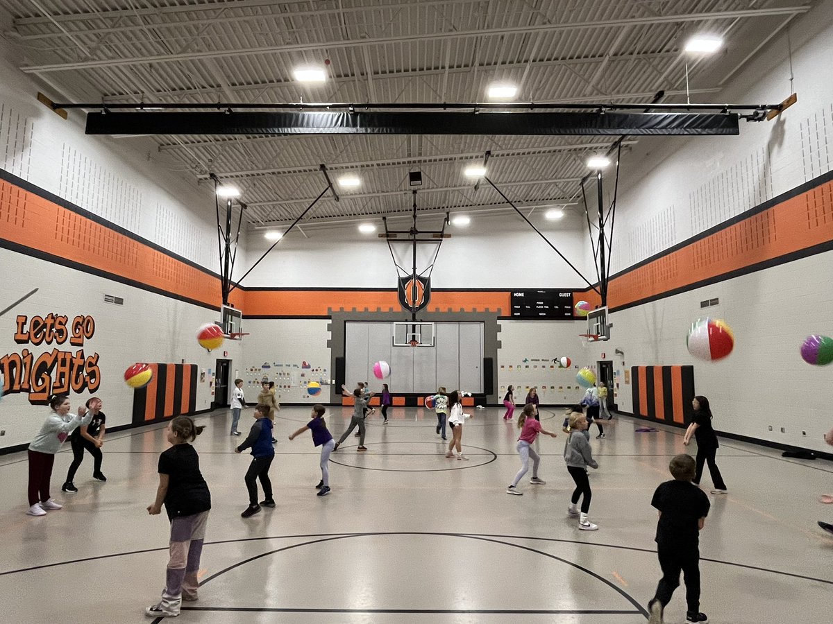AmyKonoff's tweet photo. Volleyball bumping fun with 4th grade. #otsegoknights #VBfun https://t.co/erPhIz4OMy