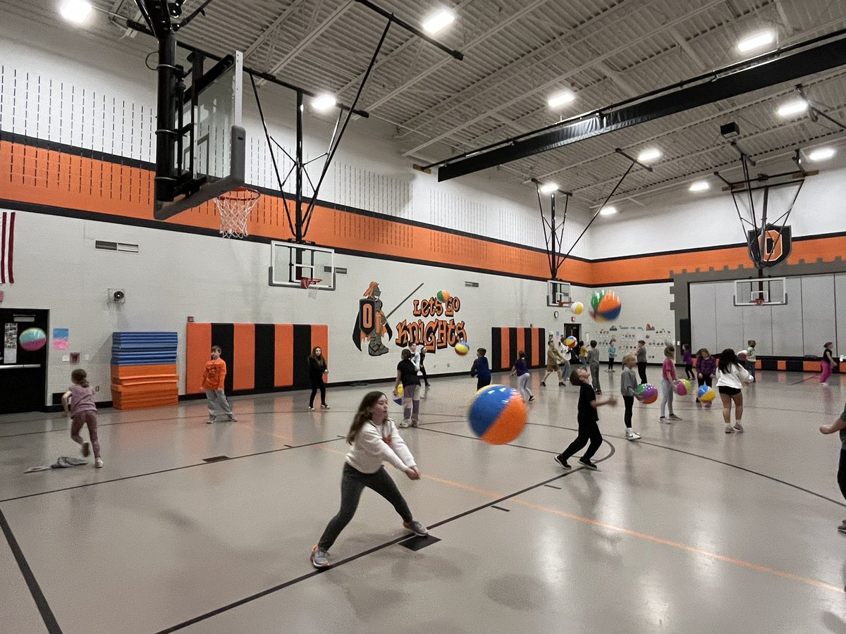 AmyKonoff's tweet photo. Volleyball bumping fun with 4th grade. #otsegoknights #VBfun https://t.co/erPhIz4OMy