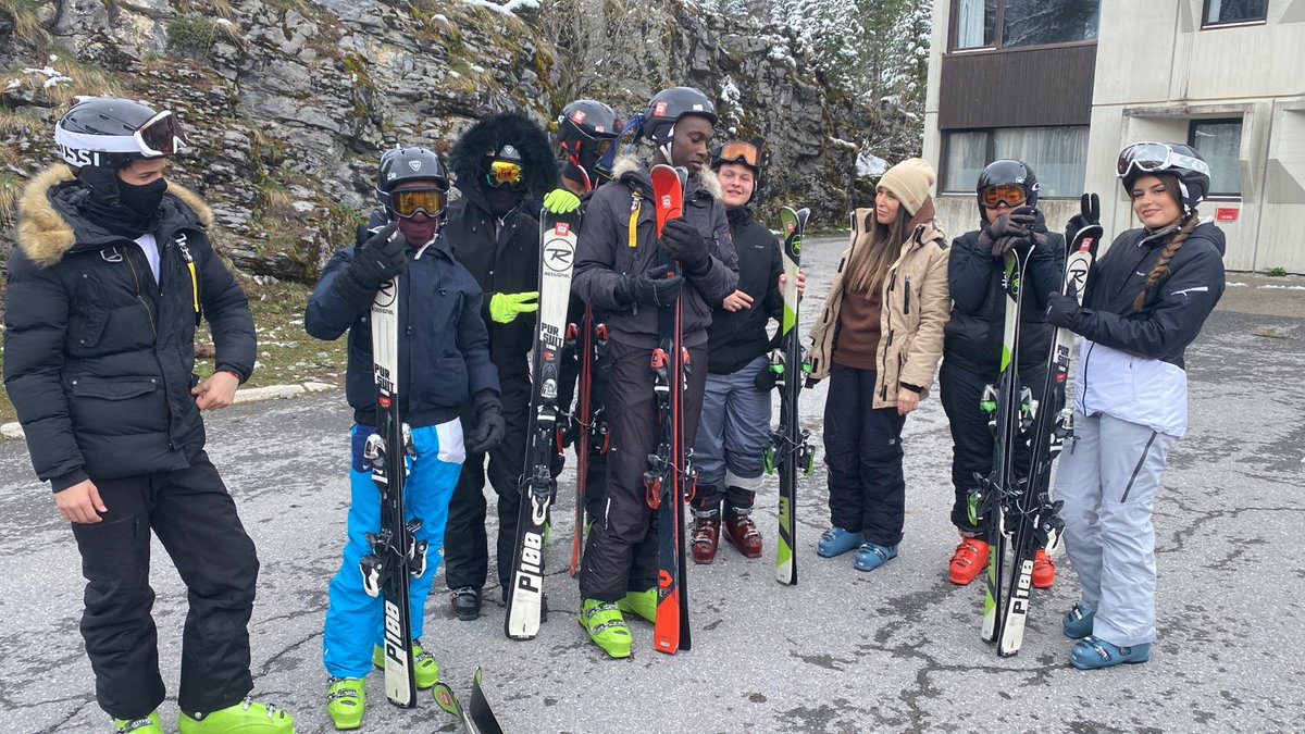 👋BONJOUR DES ALPES 🏂 Les ados et les jeunes Villeneuvois profitent pleinement des séjours skis organisés par la ville, encadrés par l'équipe du service municipal de la jeunesse. ❄️Des vacances au grand air au cœur des Alpes pour revenir en pleine forme !