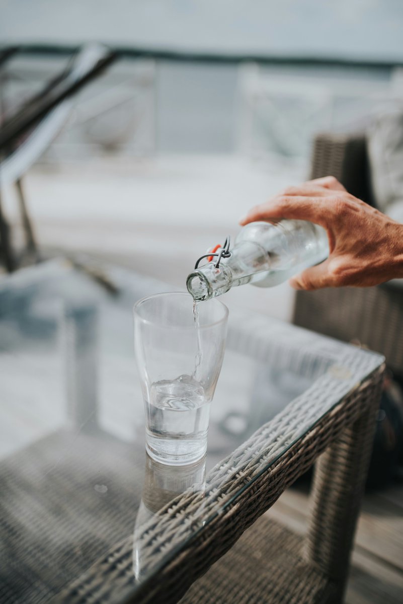 ¿Pueden cobrarte por agua filtrada? 🚰'La filtramos y embotellamos minimizando el gasto de botellas de plástico' 🥤@FACUA: 'Pueden cobrarla, pero nunca puede sustituir la oferta de agua del grifo gratis' 🔴DIRECTO rtve.es/audio/ ▶️PODCAST rtve.es/play/audios/po…