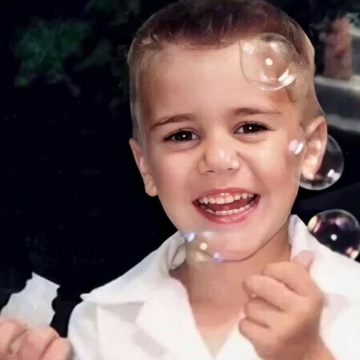 littlefox_6's tweet photo. Justin Bieber but he gets older as you scroll, a thread 🧵 https://t.co/GpW05YBD6r