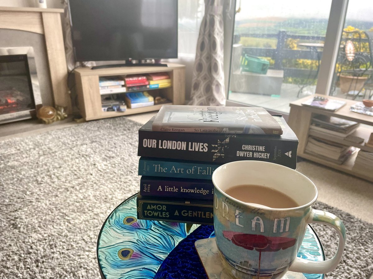 Back down on our lovely Shire at last. Thankfully it wasn’t raining this morning when we unpacked the🚘 There was even joyful sunshine. Now it’s time for the Tay-Wickla Tay is nectar of the Gods-& to decide what book to read. #ChristineDwyerHickey’s new proof has been calling me.