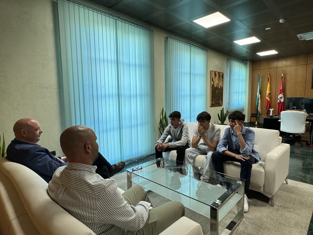 pacorodriguezdh's tweet photo. Hoy he recibido a los tres representantes andaluces en el Proyecto Releva de @CANAE , todos estudiantes nazarenos, y a su formador Fernando Salgado. 

Una iniciativa para mejorar la situación del sistema educativo en el mundo rural a través de la participación de la juventud. https://t.co/NF1gCYV2kg