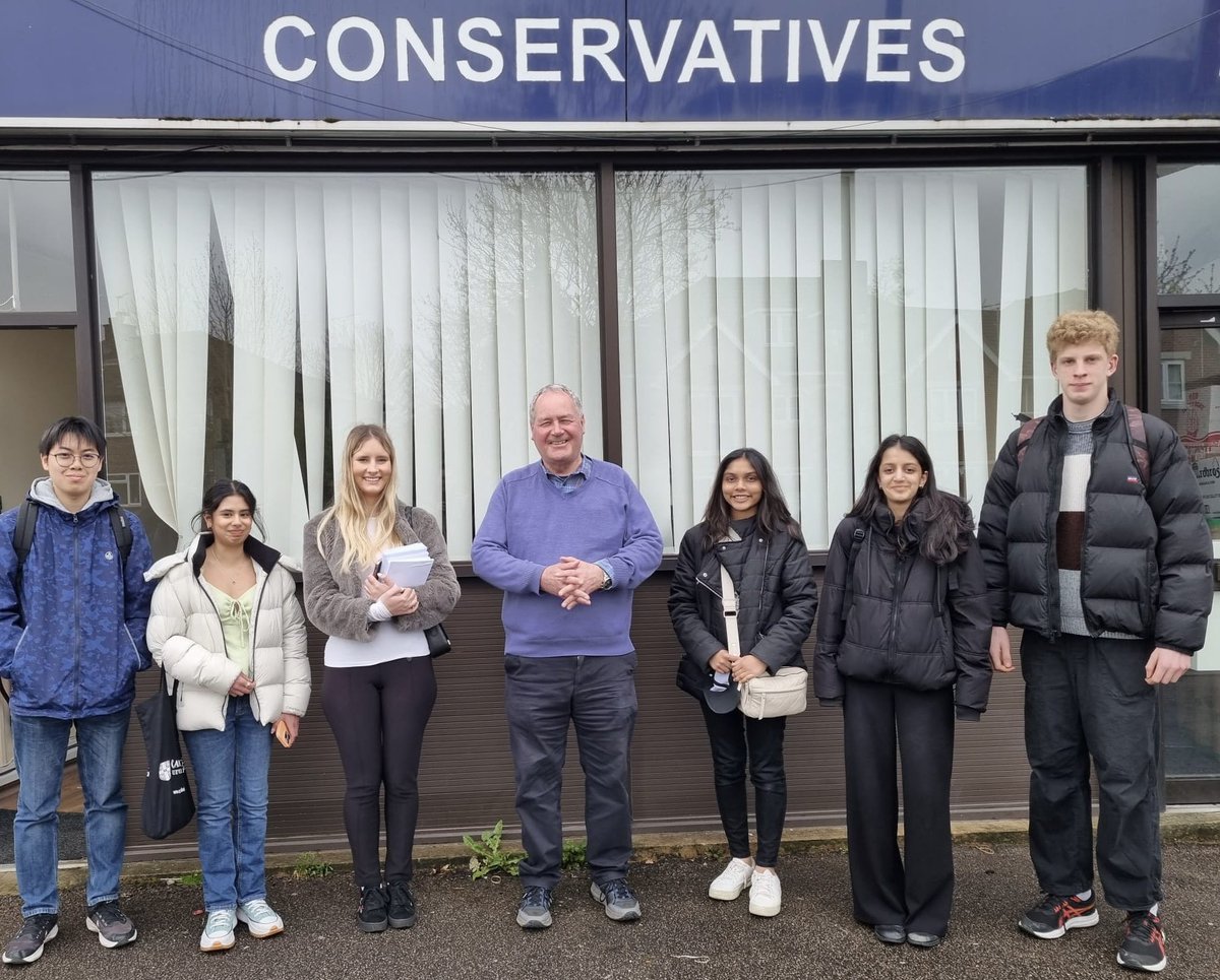 Week 2 Day 3 as my #EasterWorkExperience team set off for the late afternoon session spreading the good word to #HarrowEast residents. @HAConservatives @Conservatives @HEConservatives