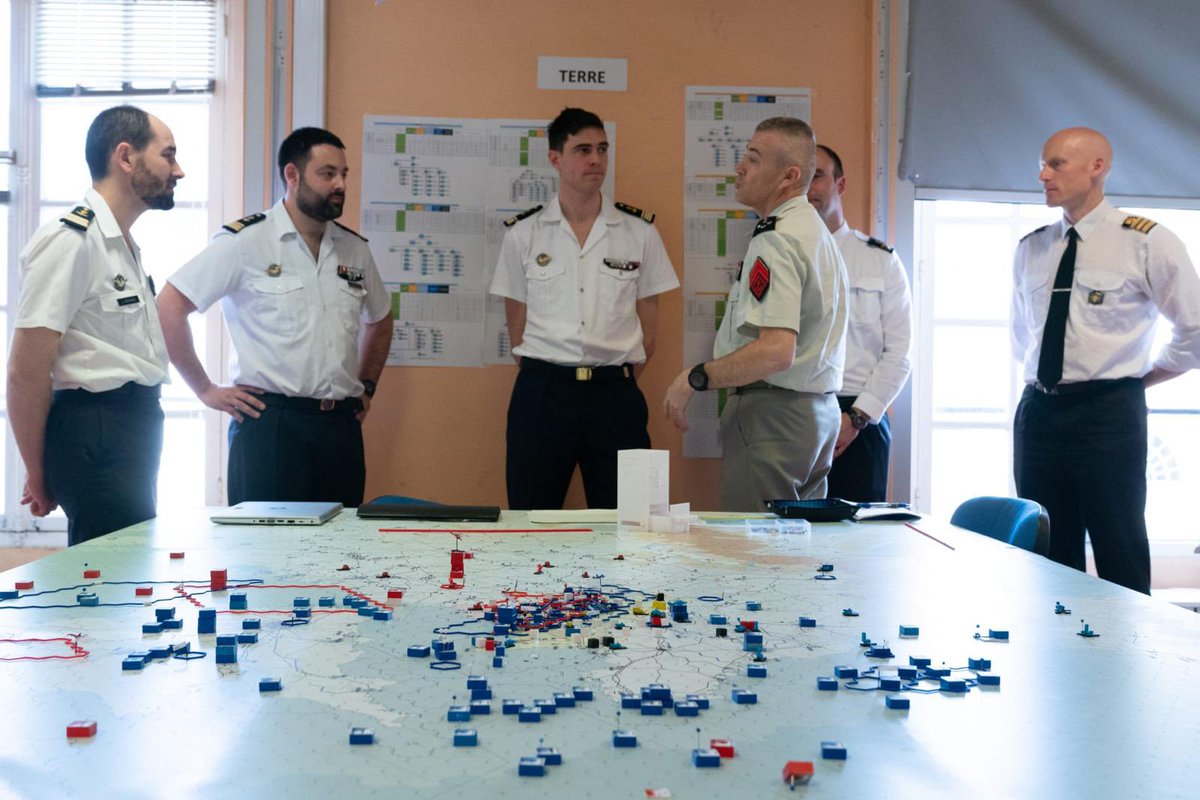 CEMA_FR's tweet photo. À l’École Militaire, les officiers-stagiaires de l'@ecoledeguerre m’ont présenté leurs travaux dans le cadre de l'exercice annuel #Coalition.

2 semaines de mise en pratique de l’art de la planification et de la conduite des opérations au niveau opératif interarmées. J’ai constaté le haut niveau de préparation de ces futurs chefs militaires français et alliés face à la complexité des conflits modernes.
