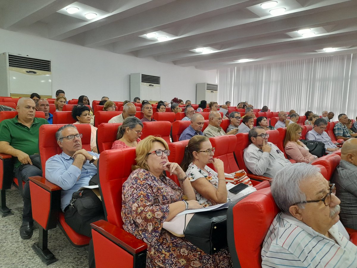 🩺Ahora‼️se realiza preparación de cuadros del <a href="/MINSAPCuba/">Ministerio de Salud Pública de Cuba</a> y de unidades de subordinación nacional, presidido por  la viceministra primera de Salud <a href="/TaniaMCruzHdez/">Dra.Tania Margarita Cruz Hernández</a>.  Se aborda: 

👉 Caracterización del plan de la economía para el 2024. 

#CubaPorLaVida

🧵1/2
