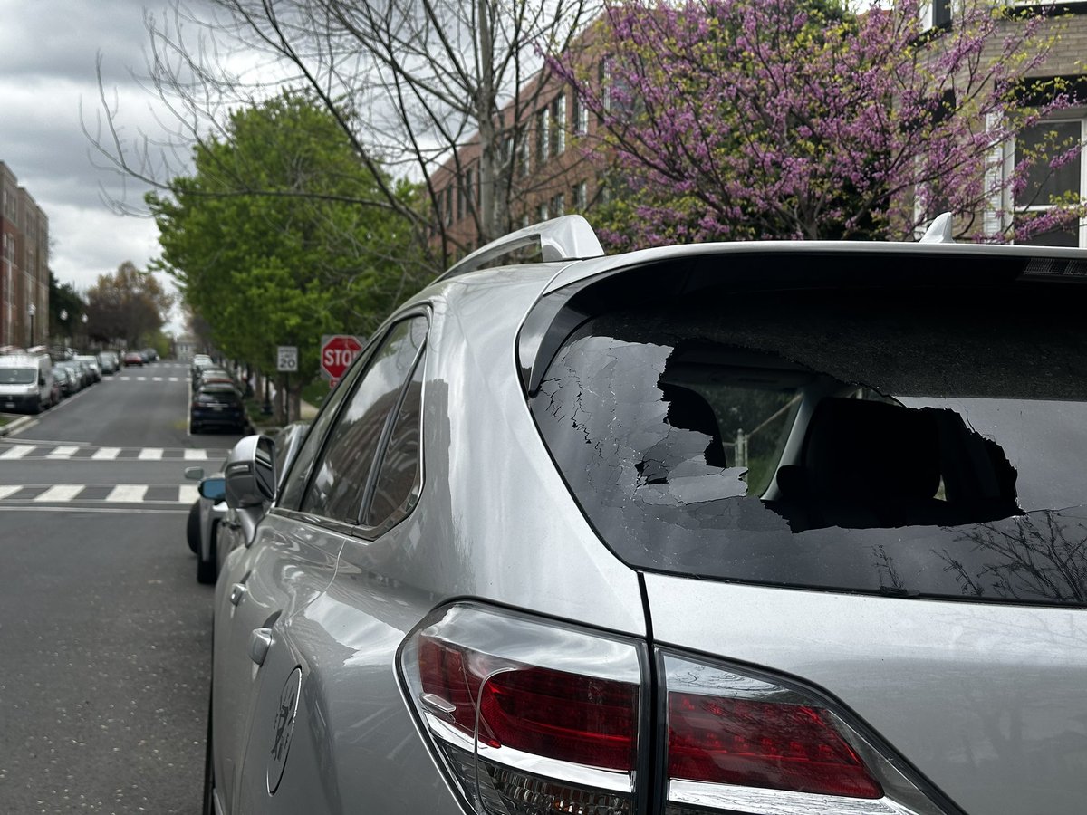 Cpatrickis's tweet image. Coming up at 4 &amp;amp; 5, we spoke to neighbors in Columbia Heights who said they took cover during the night of deadly gun violence. A 19-year-old was killed here after 10 people shot @7NewsDC
