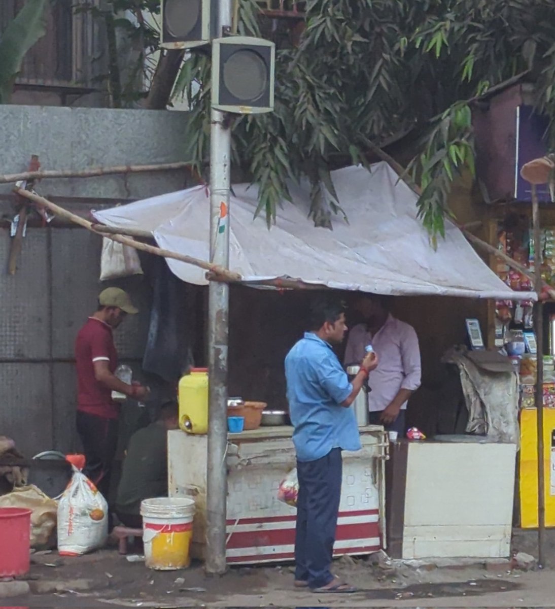 Illegal food stall at Oomachand Chowk Kalina Santacruz East in H East Ward. Will the Sr. Inspector (Encroachment) take action .@mybmcWardHE @padale_abhijeet @s_swapnaja @A_TATKAL_A_NEWS @MelwynF55275571 @Petition_Group @svkadam2601 @HariOm1Care @Kamlakar_Shenoy