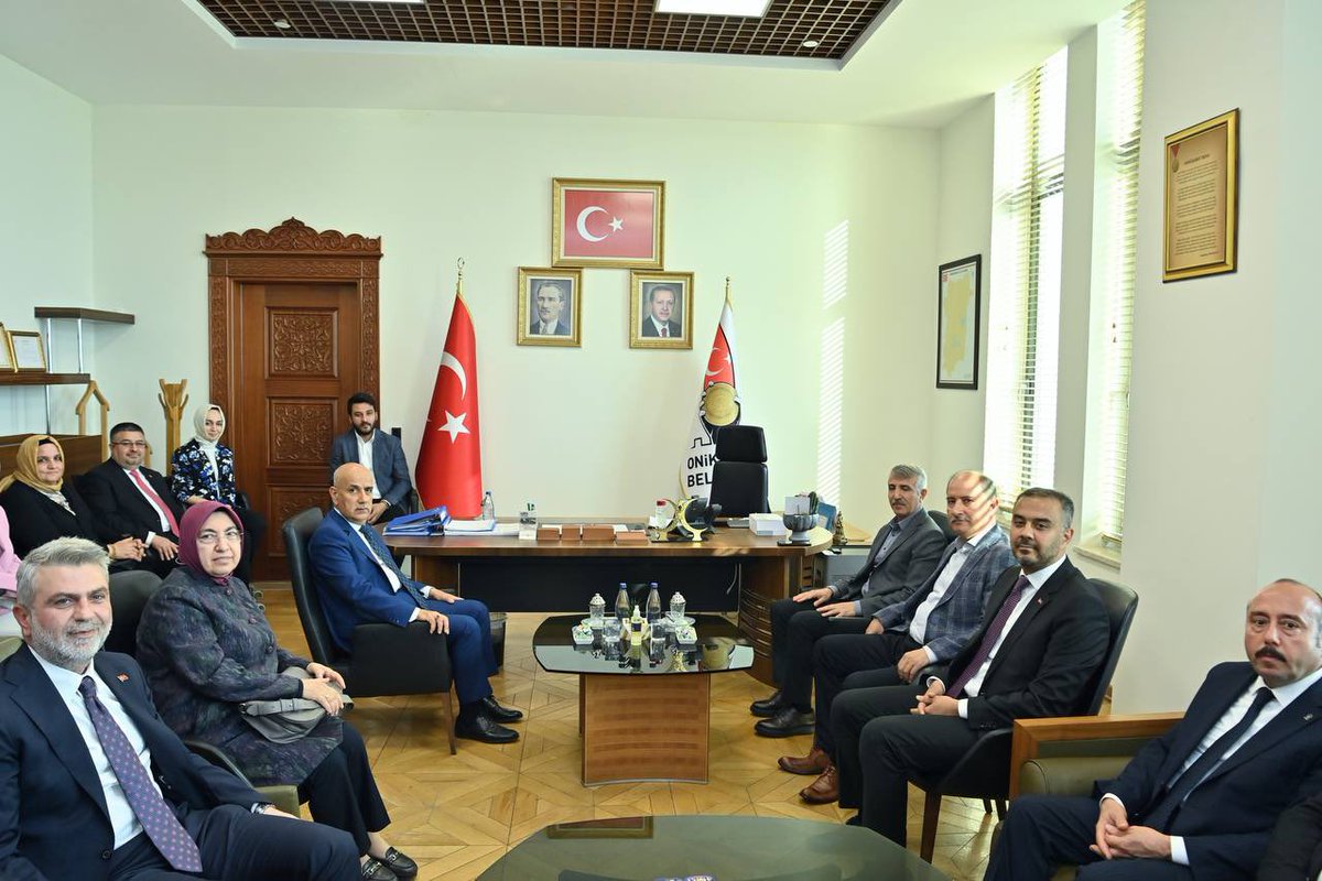 HanifiToptas's tweet photo. Bakanımız Sn. Vahit Kirişci, Tarım ve Orman Bakan Yardımcımız Sn. Abdulkadir Polat, Valimiz Sn. Mükerrem Ünlüer, Büyükşehir Belediye Başkanımız Fırat Görgel ve İl Başkanımız Cüneyt Doğan’ı Onikişubat Belediyemizde misafir ettik.

Nazik ziyaretleri için teşekkür ediyorum. https://t.co/0DkWmJrPgV