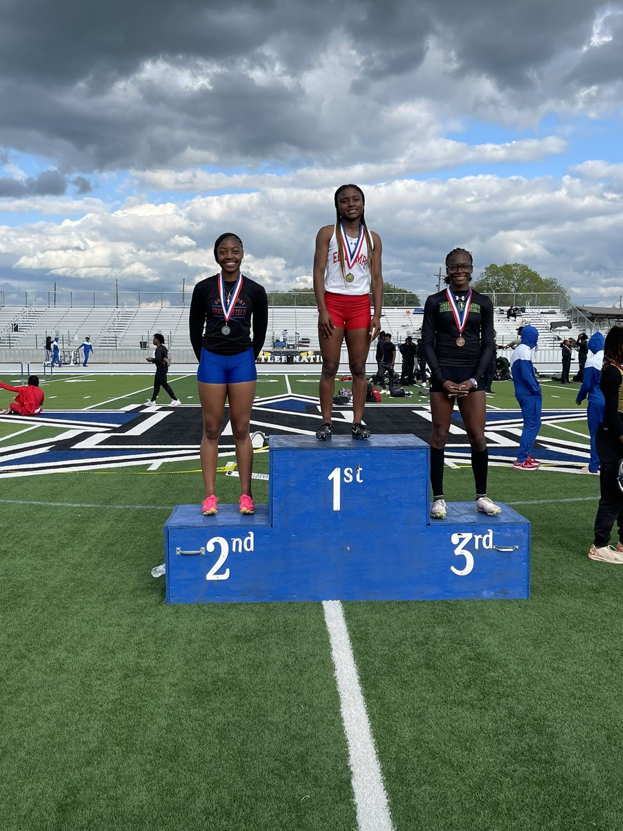 ahmasiaa's tweet photo. Advanced to Regionals in the 100(12.21), 200 (24.87) and 4x1! https://t.co/vpT6uABT4n