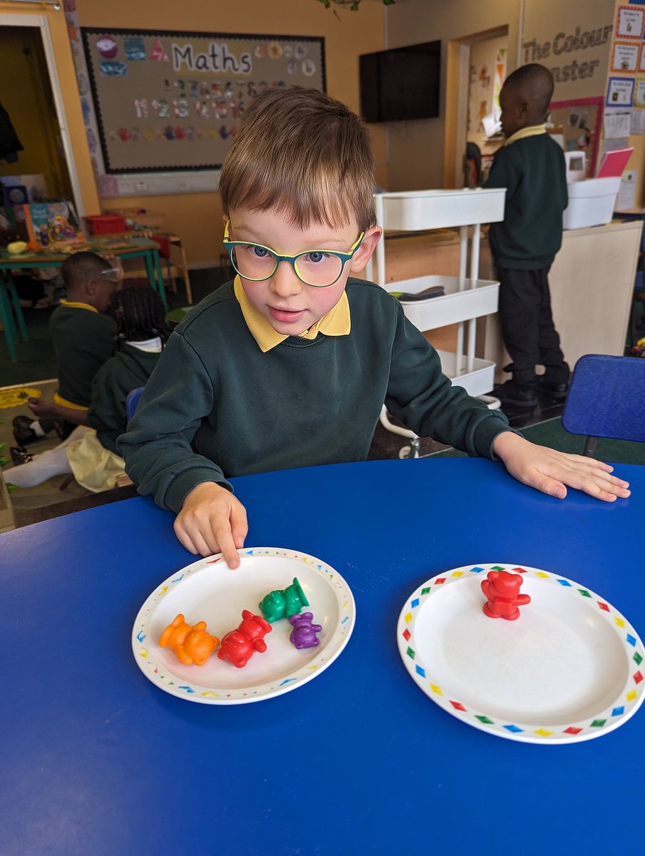 Reception have been comparing objects to see which had more and less. Some children started to use symbols after learning about the greedy crocodile that eats the biggest amount/ number 🐊 #ambitiousalys @CSCJES @CSC_QFLMaths