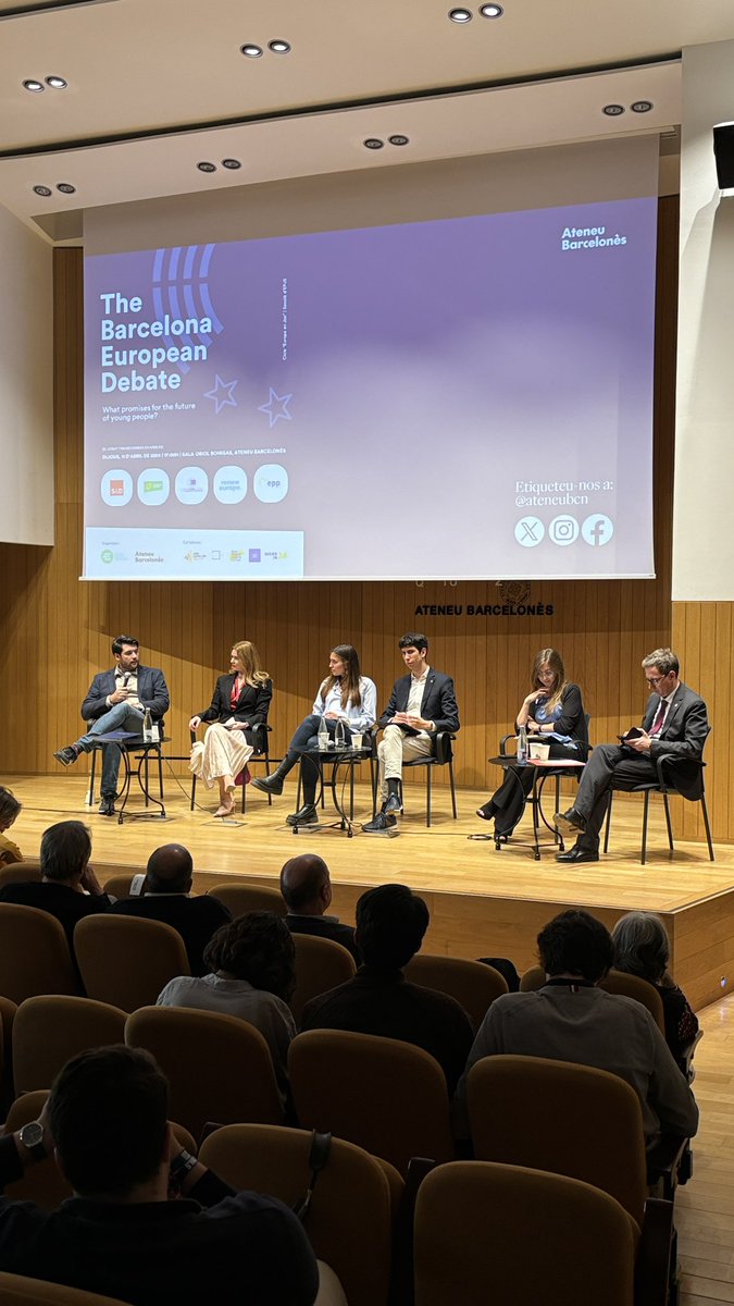 Comença el debat amb @JuliaMirallesdI, @DomenecD, @SiminaTulbure i Carlo Giacomo. Moderen @MartaAldoma i @polvicor. 📹Podeu seguir-lo en directe! 🔗 ateneubcn.org/endirecte