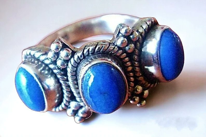 renaissancefai's tweet photo. #ring #Lapis #blue #gemstone #vintage #3Stone #sterlingSilver #cabochons #Boho #Hippie #handcrafted #size6 #detailed #silverWork #denimBlue #DougPaulus https://t.co/FiaC9XXHsB