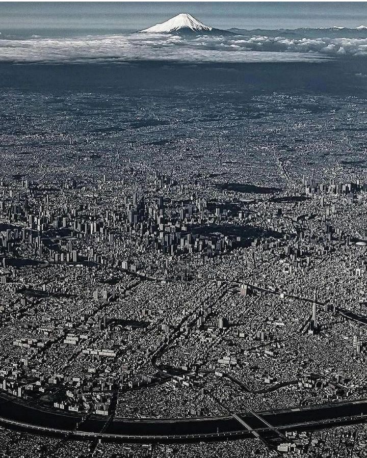 L'impressionante vista aerea di Tokyo, la città più popolata al mondo. 37,7 milioni di abitanti.