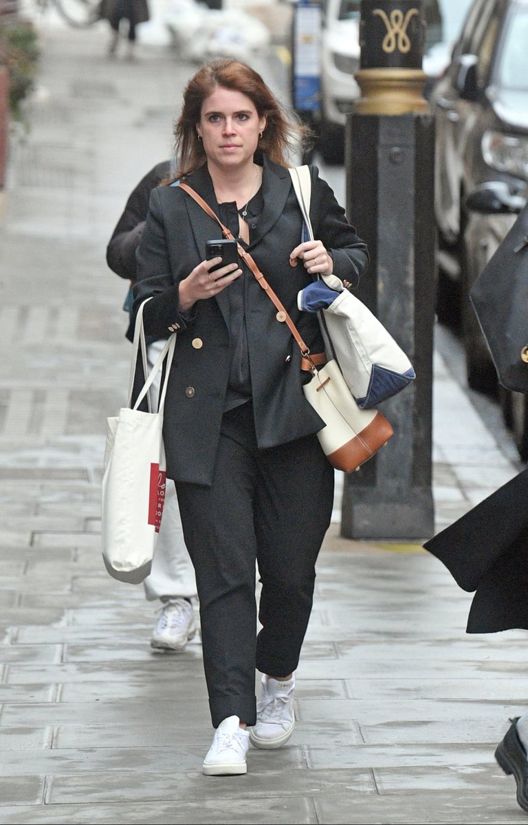 SourceEugenie's tweet photo. Princess Eugenie spotted out and about in London today getting a taxi! https://t.co/w0xPElFzut