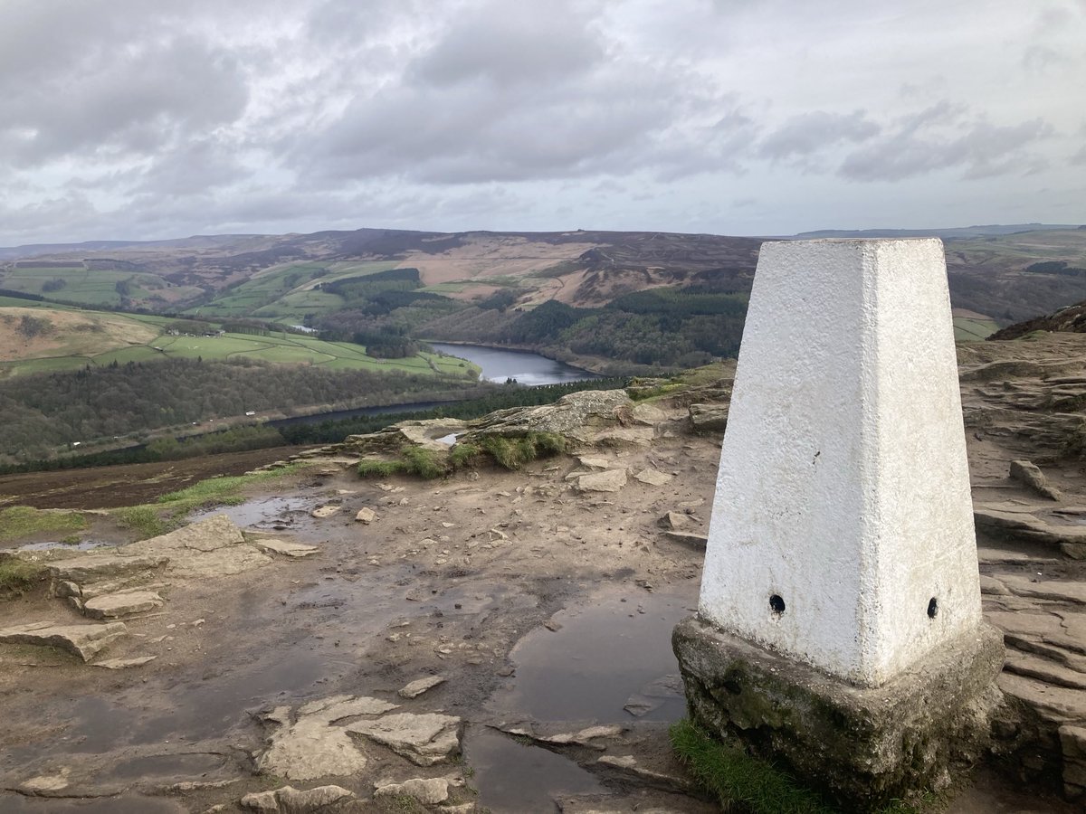 Wishing everyone a lovely evening 😀this morning’s wonderful tea break stop on Win Hill. Enjoying views towards Ladybower Reservoir, serenaded by Skylarks 💚 #PeakDistrict