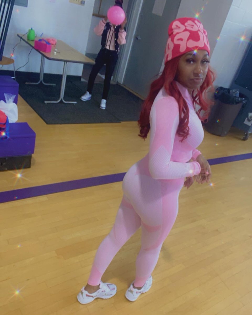 AG_mccoy's tweet photo. Heyyyy y’all #prettyinpink https://t.co/FPL0JX03Tc