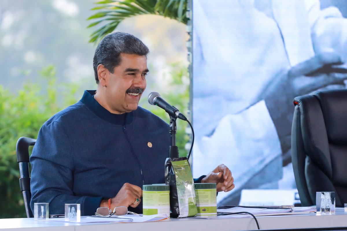 NicolasMaduro's tweet photo. ¡Nada ni nadie nos detiene! Lo que vamos es pa' lante, al encuentro de la Venezuela afirmativa, buena y creativa. Ciencia para la vida, desde el conocimiento de científicos y científicas. Es impresionante lo que estamos viendo nacer en nuestro país. https://t.co/UOcNONiHuH