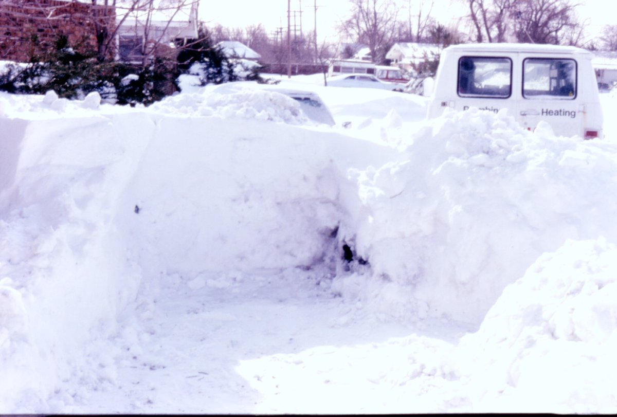 Hello fellow friends on X. I ran out of Amish pics, so I reached into my bucket of scanned thousands of slides. below are some pictures from the Blizzard of 1978. At the time I was Manager of Appliances at K-Mart, and that first night was storewide inventory, for which I had…