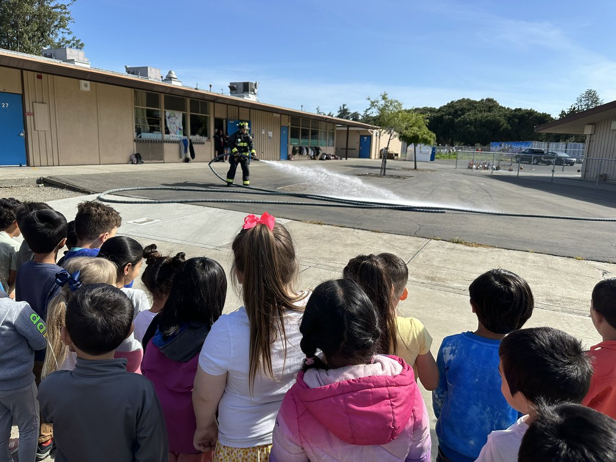 Engine 53 firefighters enjoyed their visit with @USDFremont Blacow Elementary T-K students, discussing their roles, and talking about the importance of fire safety. 🚒