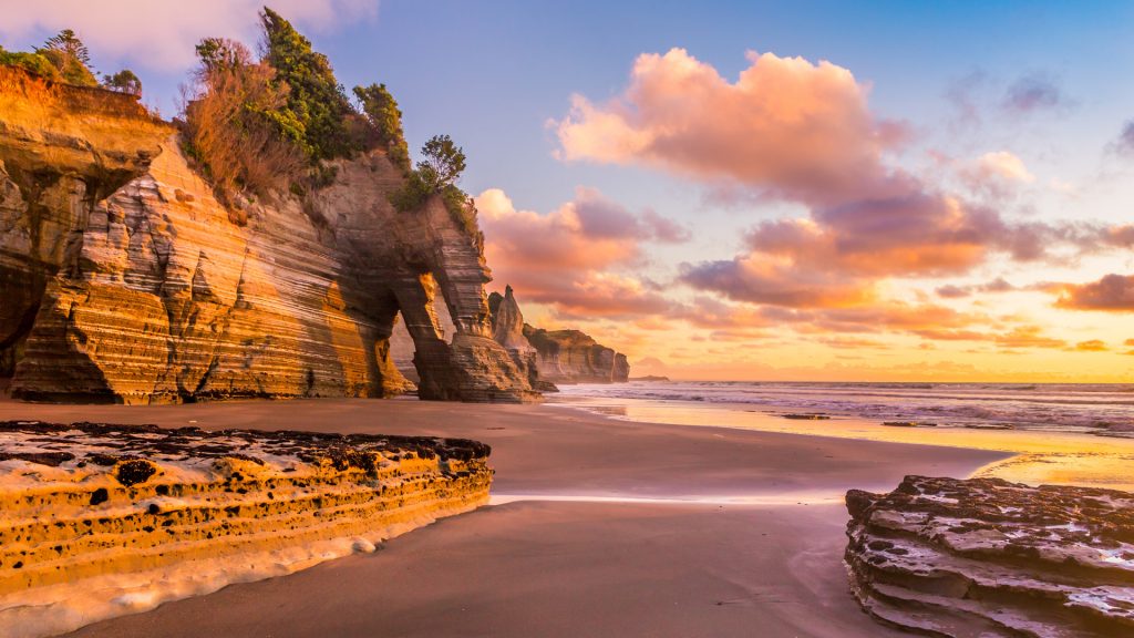 Günün Fotoğrafı 📷 Sunset at rocky Tongaporutu beach in Taranaki region, the North Island of New Zealand