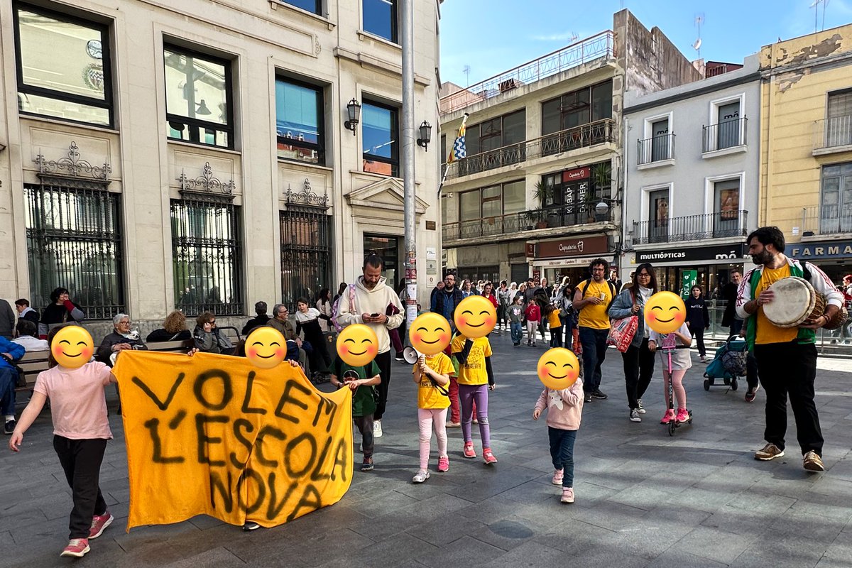 Ens manifestem amb l' @escolaventosmir i AFA @VentosMir perquè es compleixin els terminis de construcció de l'escola nova. Hem participat a la manifestació i farem seguiment del calendari del govern de #Badalona. No hi ha excuses‼️ #sosescolapublica