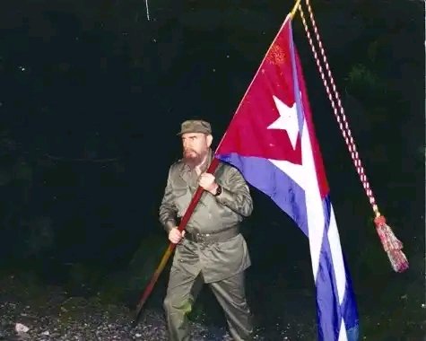 📷#FidelCastro en una visita a la Playita de Cajobabo donde desembarcaron José Martí y Máximo Gómez, 11 de abril de 1995 👉#PorSiempreFidel #Cuba