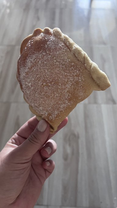 Adivinen el relleno de la empanada. https://t.co/ZgWfejDRH4<a href="/tag/desnuda"class="tags"><span>#desnuda</span></a>