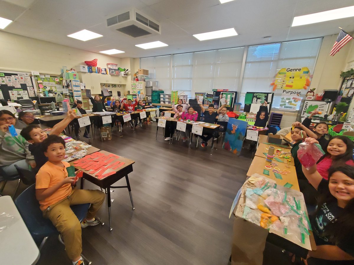 One of my favorite days at SVE is our annual 2nd grade #MarketDay! Kids practice #financialliteracy by producing a product to sell then get to buy from others as a consumer...plus make change! The smiles and creativity are the best #RISDweareone #makemathfun #realworldconnection