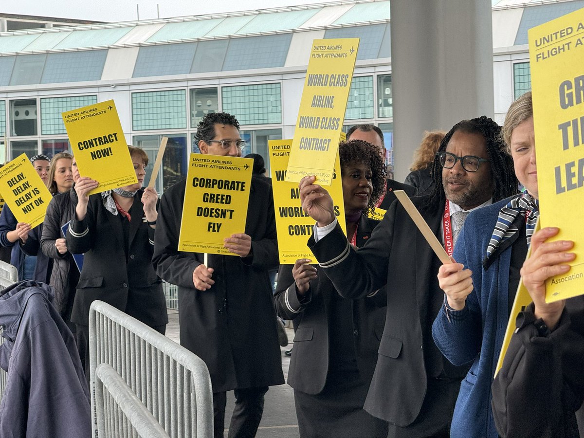 Solidarity with @afa_cwa members marching at O’Hare today!
