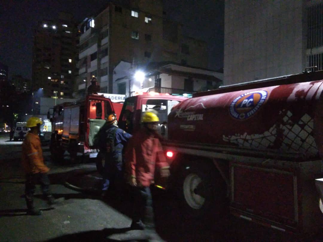 #Entérate🗣️ Efectivos de @PCCAPITAL en conjunto con los @BomberosCcs, combatieron un incendio en la Pquia San Bernardino, calle Gamboa, Edif. Yaragui, donde resultaron afectados dos niveles superiores de la estructura. #RebeldíaAntiImperialista