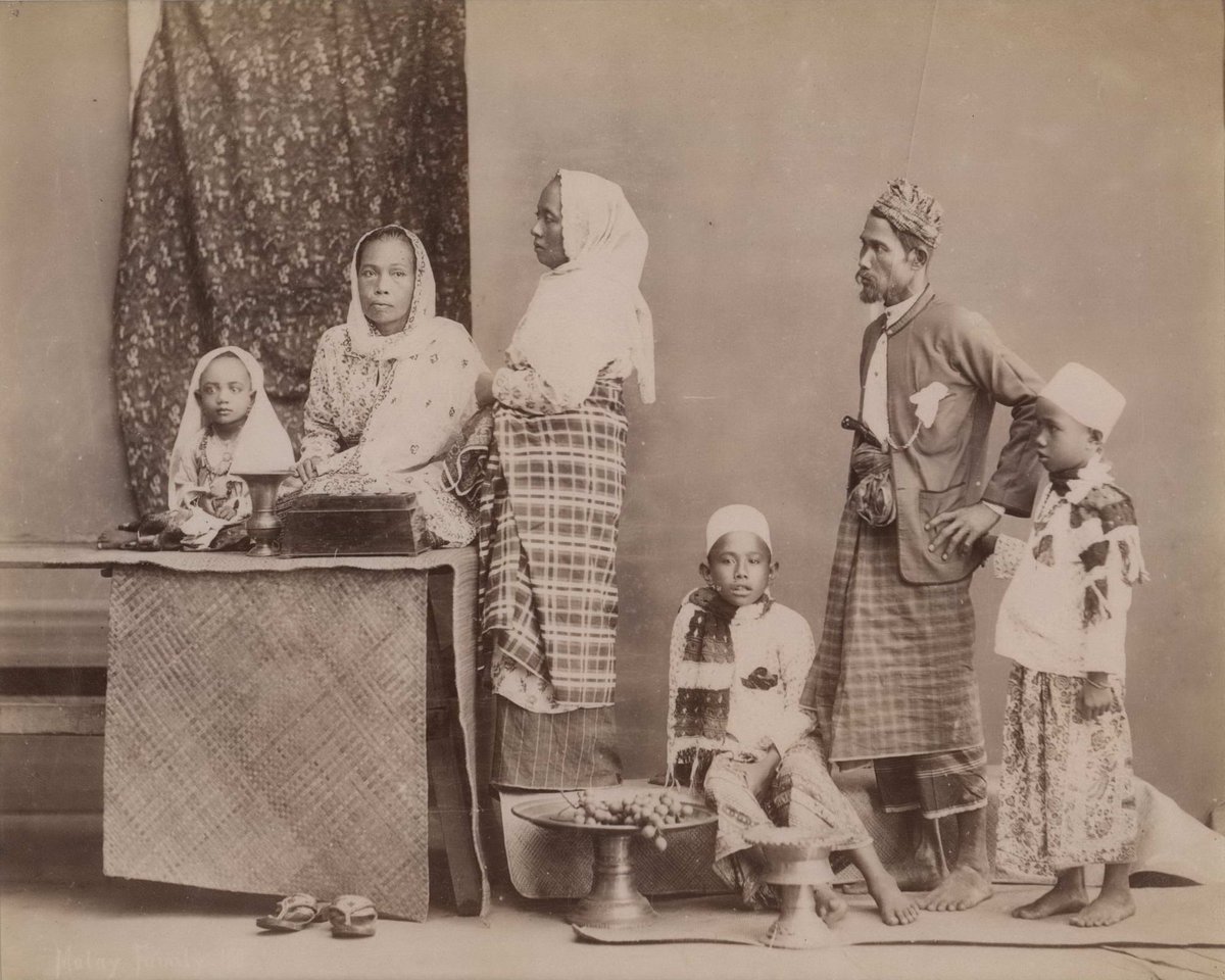 Gambar Melayu yang diambil oleh Gustav Richard Lambert pada tahun 1880 dan 1890.