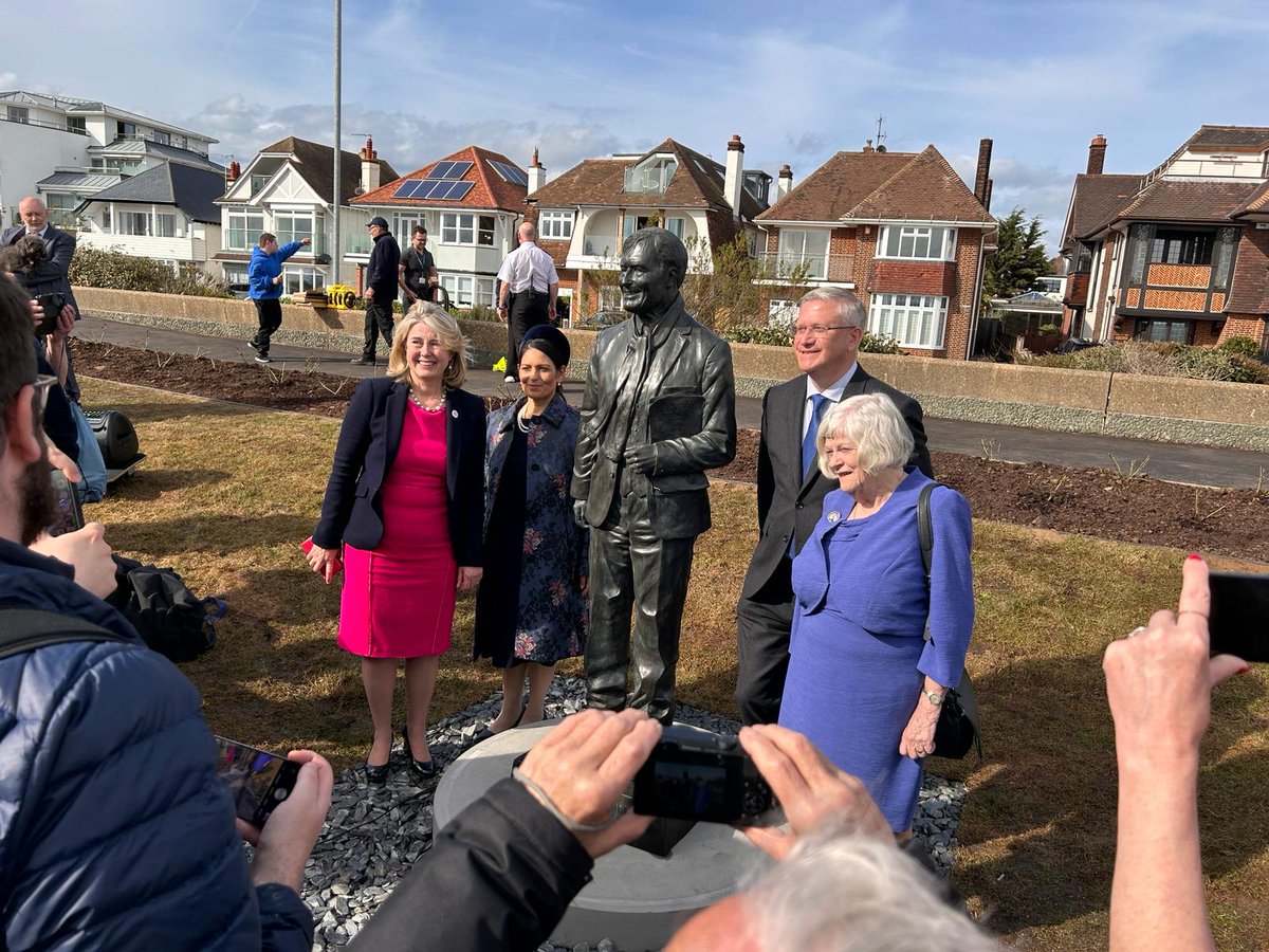 What an honour it was today to welcome all these wonderful people to Southend for the unveiling of the statue of #SirDavidAmess to honour his memory and his lifetime of service to @southend_city . Huge thanks to @SouthendCityC @ChalkwellLifeg1 @pritipatel Ann Widdicombe, Lord…