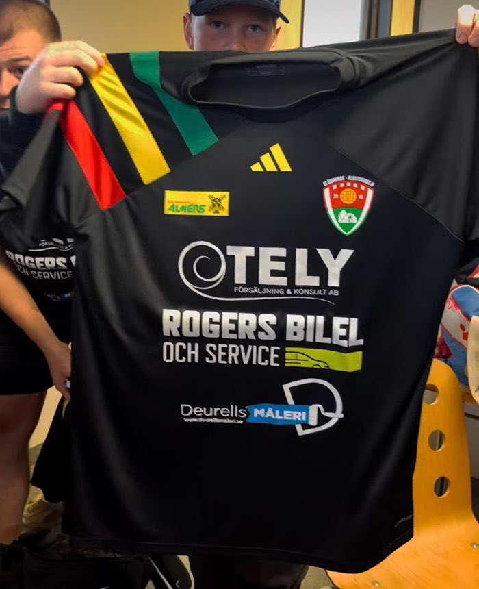 Sett ur ett lokalbollsperspektiv är den här tröjan faktiskt 5+. 
Finns många allsvenska föreningar som inte lyckats gifta ihop emblem, modelltryck och reklamloggor på samma fina sätt.
