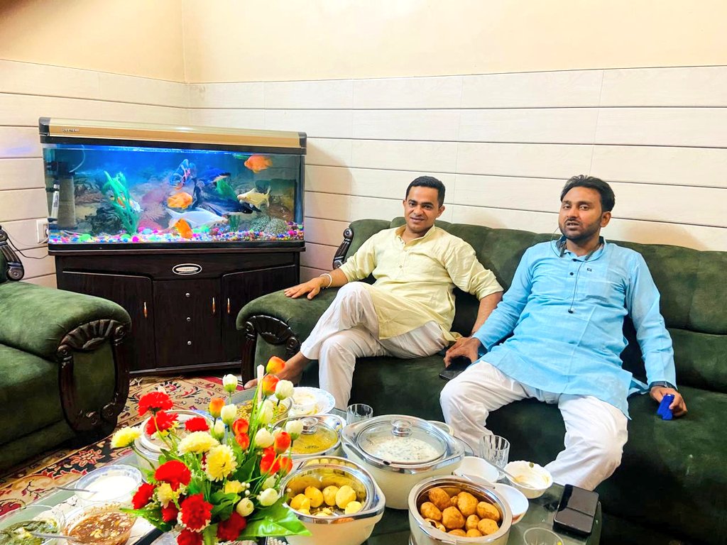 ZakirAliTyagi's tweet photo. आज ईद के मौक़े पर सुप्रीम कोर्ट के एडवोकेट @AliZaidi_Adv साहब के आवास पर मीठा, नमकीन व तमाम तरह के स्वादिष्ट पकवानों का लुत्फ़ उठाया गया, ज़ैदी साहब को लग रहा था कि हम कुछ महिलाओं के साथ आयेंगे इसलिए गोलगप्पे, दही बड़े छोटे मोटे टेढ़े मेढ़े सब तरह की चाटों का बंदोबस्त था, मित्र @neeraj_jhaa , मंत्री जी @yasarshah_SP को दिखाने के लिए तस्वीरें ली गई है,आपअपने हिसाब से प्रतिक्रिया दे सकते है, शुक्रिया ज़ैदी साहब छोटी सी जान के लिए इतना बड़ा दस्तरख्वान लगाने के लिए!