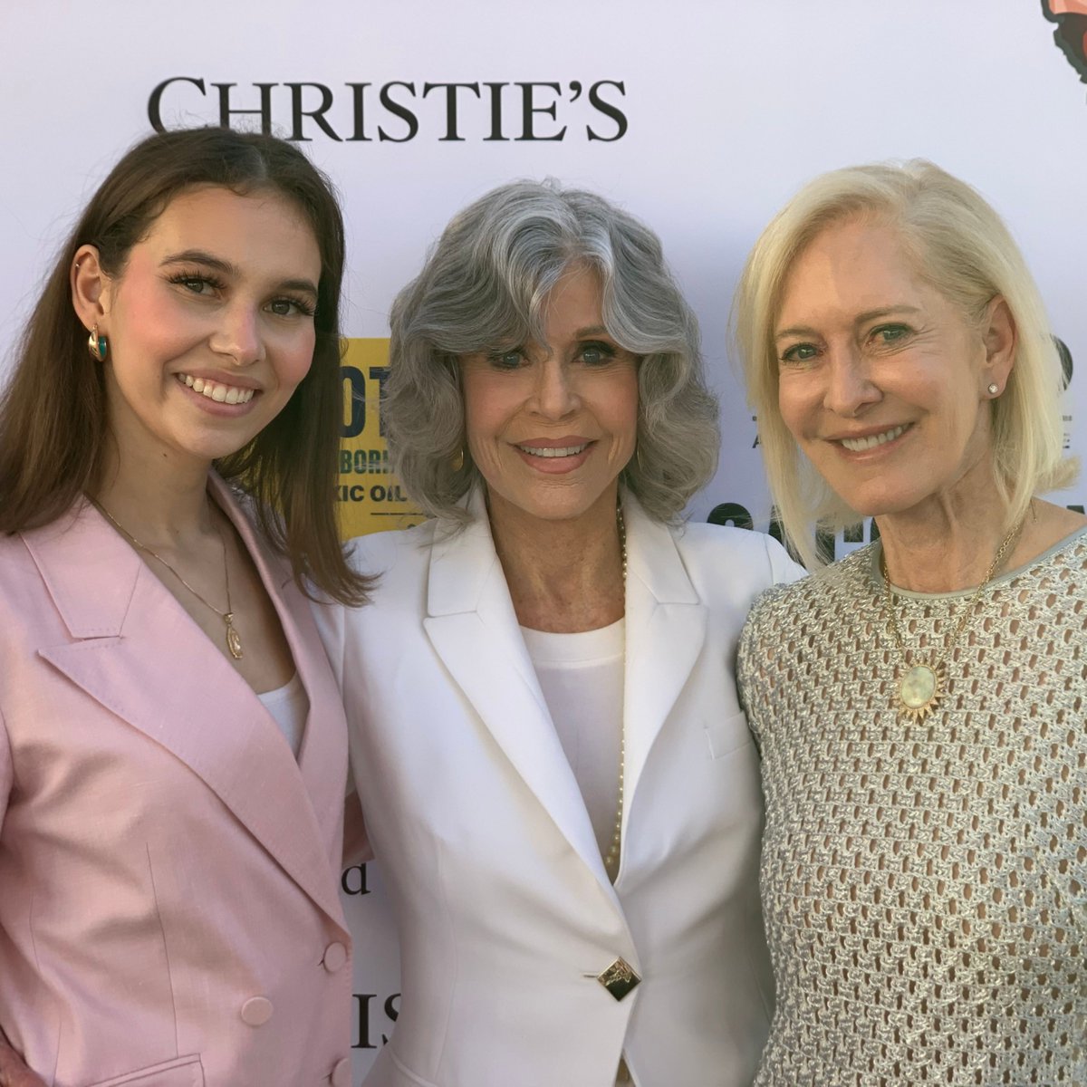 What a night! Honored to join advocates Nalleli Cobo and @Janefonda and so many other incredible people to support @CAvsBigOil. We're joining together to fight Big Oil---because everyone deserves to breathe clean air. Learn more: cavsbigoil.com