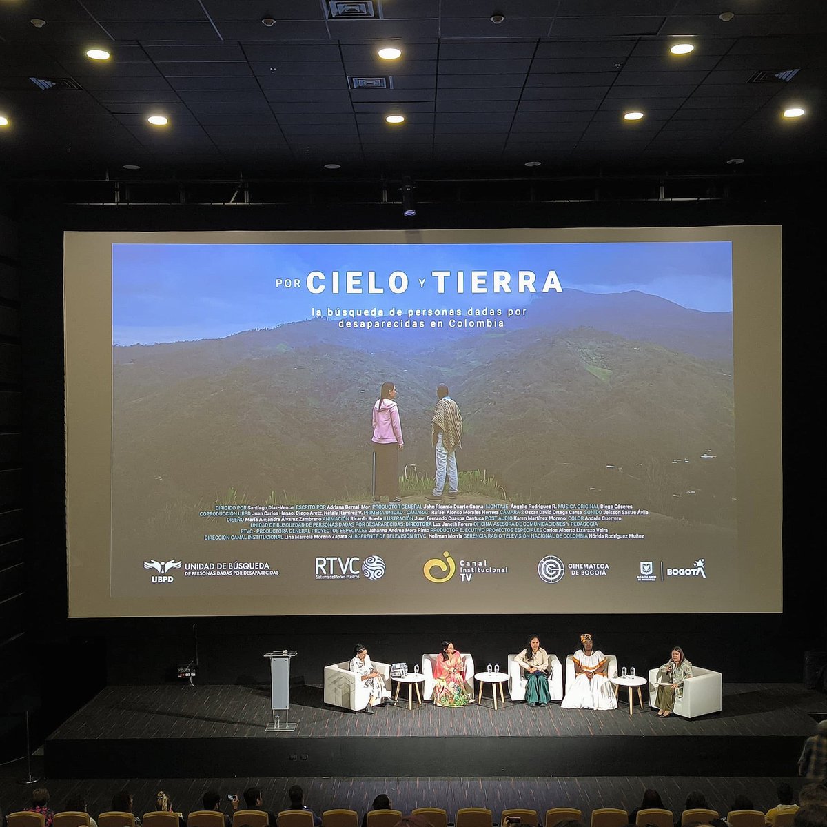 En la premiere del documental #PorCieloyTierra Lágrimas y dolor por la realidad de la desaparición, pero también abrazos y esperanza frente a la búsqueda humanitaria de la @UBPDcolombia y el reencuentro de las familias con sus seres queridos. Miralo hoy a las 8 p.m. por @RTVCco