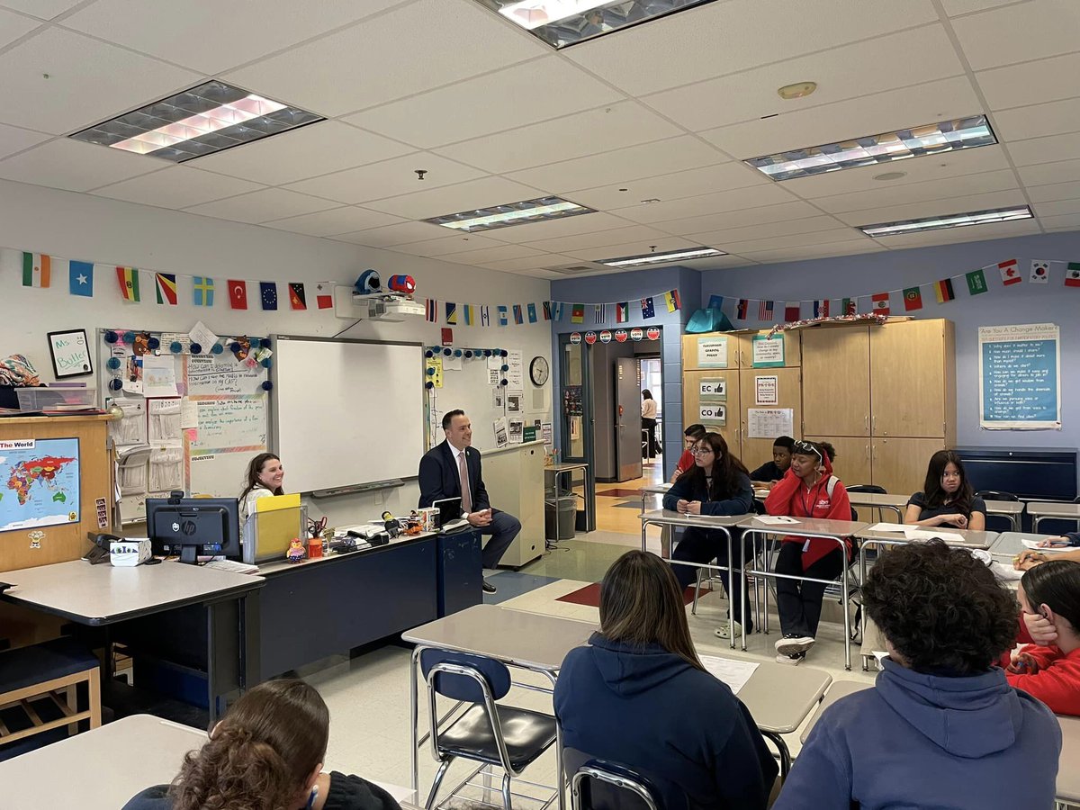 Today was a great day at the SBA Middle School for #CivicCommunityOutreachDay. Local leaders had the opportunity to speak to different classes about their experiences and contributions to Revere. Thank you to Shalyn Peterbark and Alexandra Butler for inviting us!
#MApoli