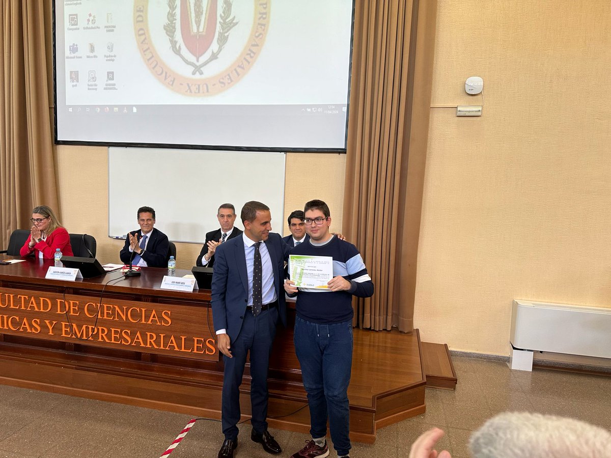 Hoy se han entregado los premios de la XII Olimpiada de Economía “Caja Rural de Extremadura” que organiza la Facultad de Ciencias Económicas y Empresariales de la Uex. Los ganadores irán a la olimpiada nacional en Logroño. unex.es/organizacion/s…