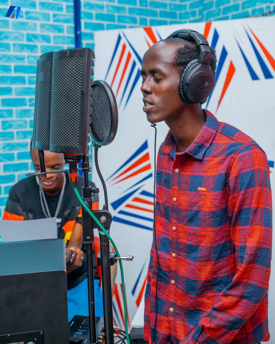 akezanet's tweet photo. 🔴 😍 @stylozoff, Abahinyanyuzi nka bose bakaze muri #Bujafleva baramuhezagiye!!
Kuruyu wa kane, agorobeje arakora ikindi gikorwa gishasha n‘Umuhinyanyuzi @JoellHough32522 arongoye m @Thecitizen56991. Ni indirimbo izoba ije kubereka ubushobozi bw’abanyempano babiri bahuriye ku gikorwa kimwe , gifise intumbero yo gutanga umunezero .
Nawe ni akahe kajambo umuhezagije ?
#lesbeautesdecheznous #akezanet #music #Burundi