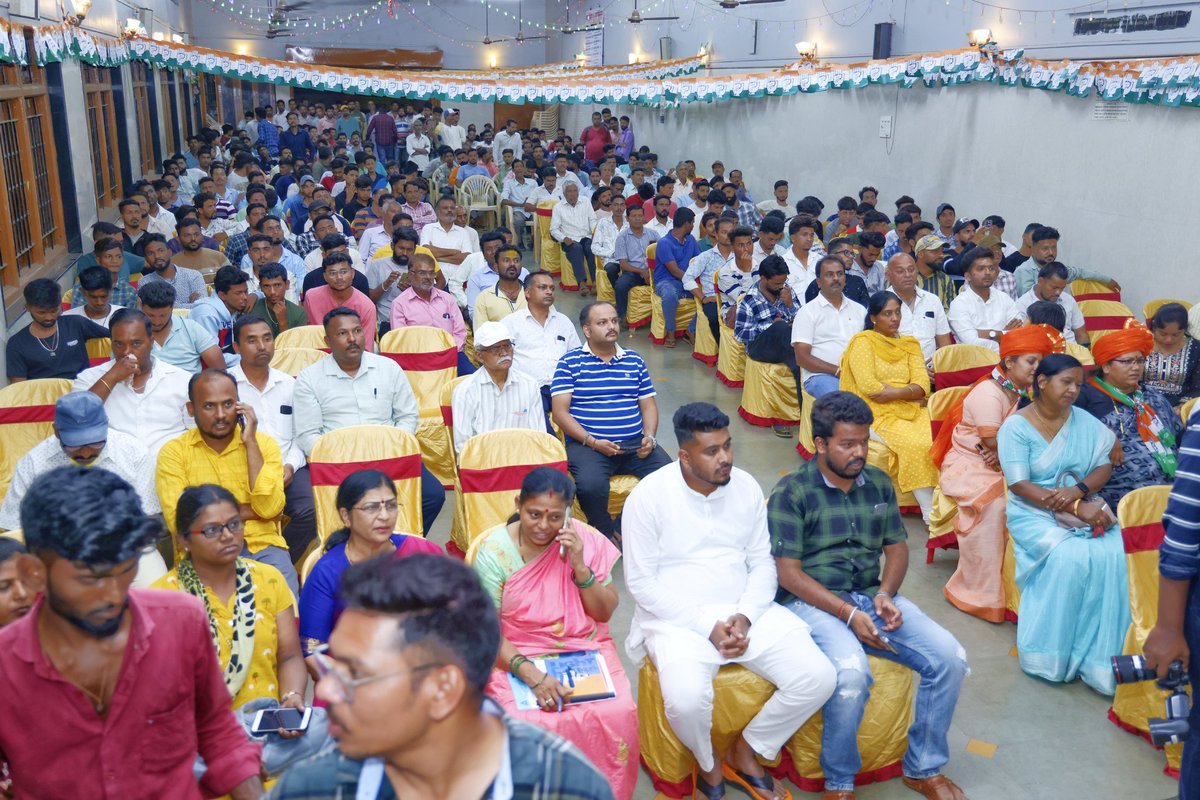 ಬೆಳಗಾವಿ ದಕ್ಷಿಣ ವಿಧಾನಸಭಾ ಕ್ಷೇತ್ರದ ವಡಗಾವಿಯ ಜೀವೇಶ್ವರ ಕಾರ್ಯಾಲಯದಲ್ಲಿ ನಡೆದ ಯುವ ಕಾಂಗ್ರೆಸ್ ಕಾರ್ಯಕರ್ತರ ಸಭೆಯಲ್ಲಿ ಭಾಗವಹಿಸಿ, ಕಾಂಗ್ರೆಸ್ ಅಭ್ಯರ್ಥಿ @mrinalhebbalkar ಪರ ಪ್ರಚಾರ ಕೈಗೊಂಡು ಮತ ಯಾಚಿಸಿದೆ. ಸಭೆಯಲ್ಲಿ ಪ್ರದೀಪ ಎಂ.ಜೆ, ಪ್ರಭಾವತಿ ಮಾಸ್ತಮರಡಿ, ಶೀತಲ್ ಮಠಪತಿ, ರಮೇಶ ಸೊಂಟಕ್ಕಿ, ಸಿಖಂದರ್ ಜಮಾದಾರ, ಕಿರಣ ಪಾಟೀಲ,…