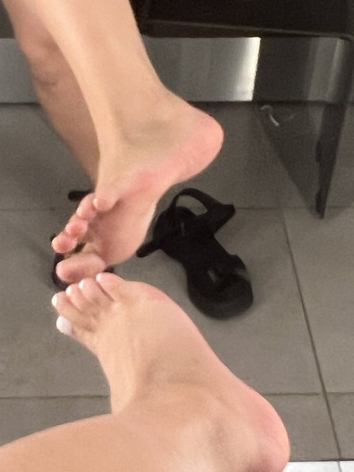 Feet pics ❤️😊 https://t.co/gMsWlwnr2R